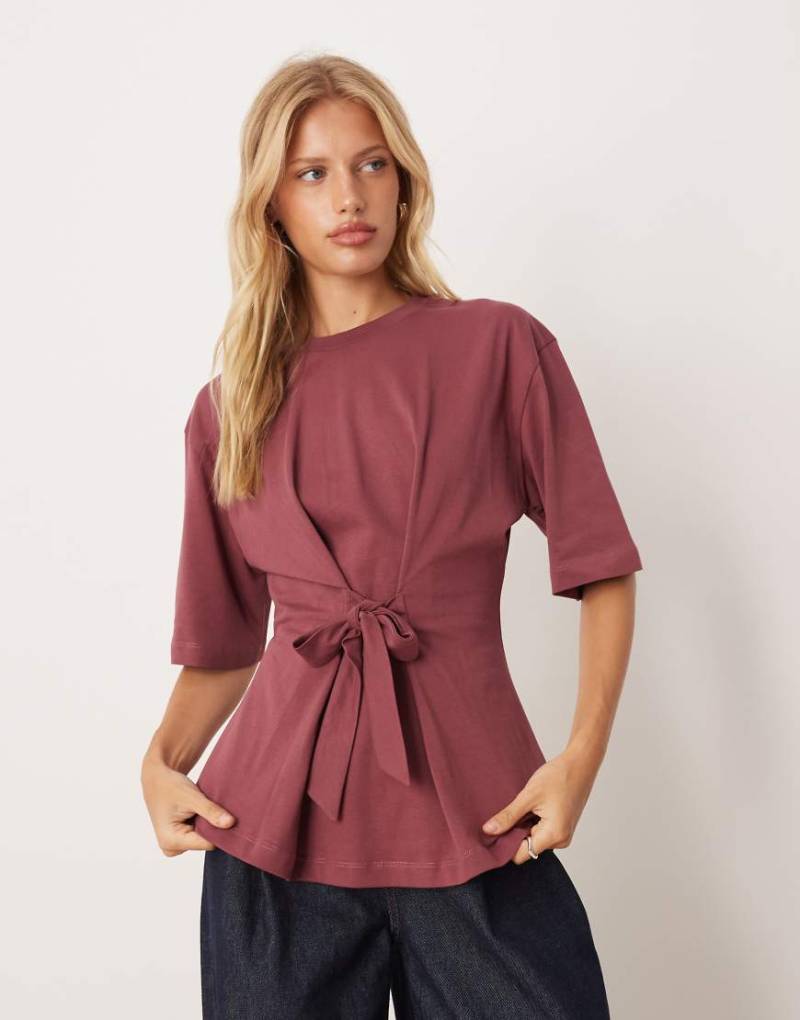 ASOS DESIGN - Oversize-T-Shirt in dunklem Rosé mit gebundener Taillierung-Rot von ASOS DESIGN