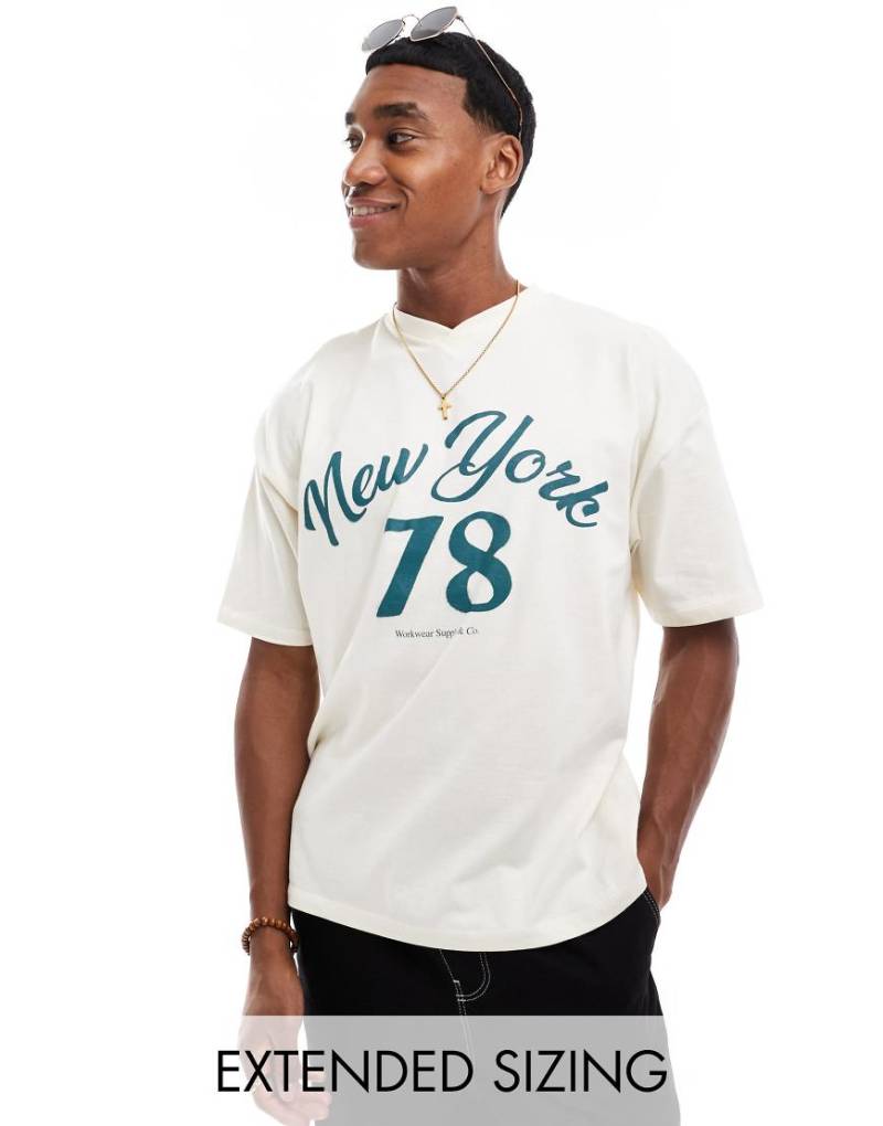 ASOS DESIGN - Oversize-T-Shirt in gebrochenem Weiß mit „New York"-Print vorn im College-Stil von ASOS DESIGN