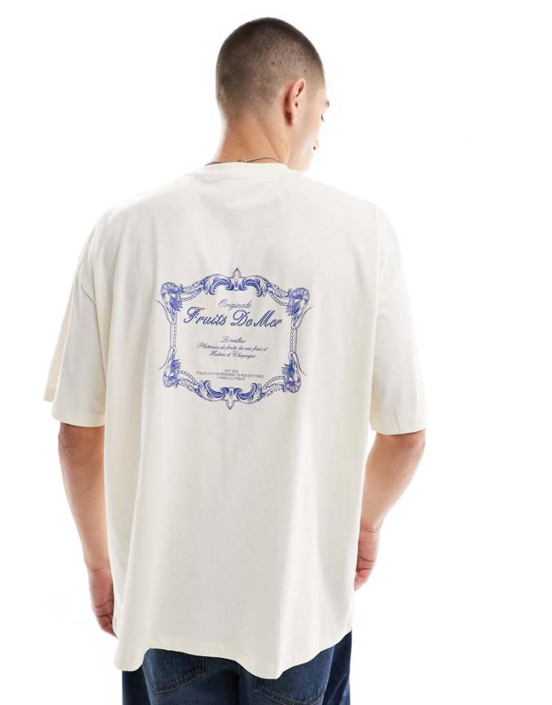 ASOS DESIGN - Oversize-T-Shirt in gebrochenem Weiß mit kastigem Schnitt und Rückenprint von ASOS DESIGN