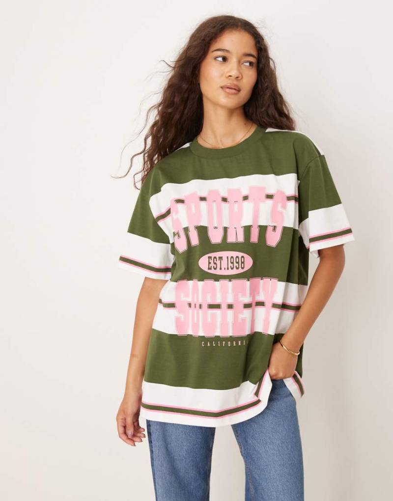 ASOS DESIGN - Oversize-T-Shirt in gestreiftem Grün mit „Sports Society"-Print von ASOS DESIGN