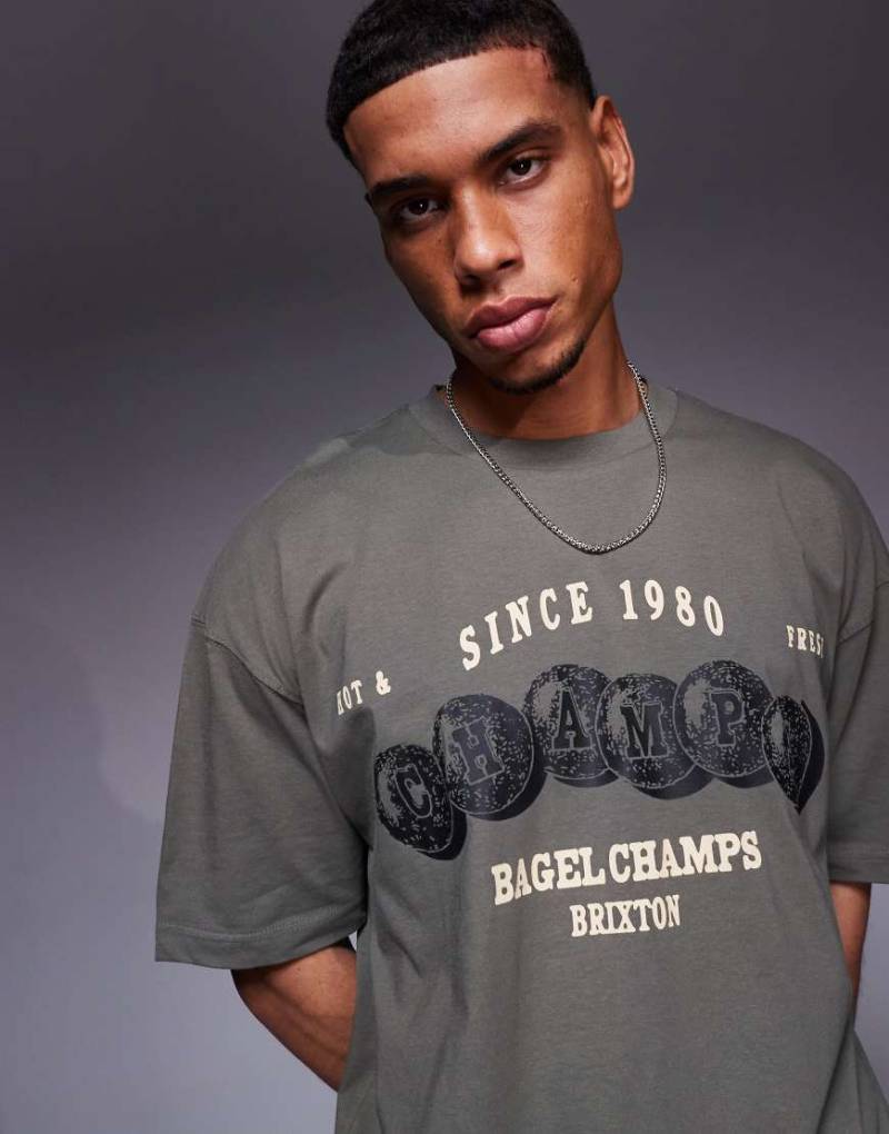 ASOS DESIGN - Oversize-T-Shirt in khaki mit Sportgrafik-Grün von ASOS DESIGN