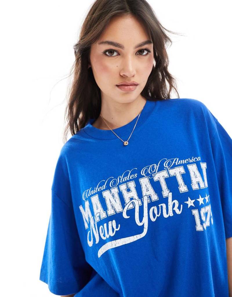 ASOS DESIGN - Oversize-T-Shirt in leuchtendem Blau mit Leinenoptik und „New York"-Grafik von ASOS DESIGN