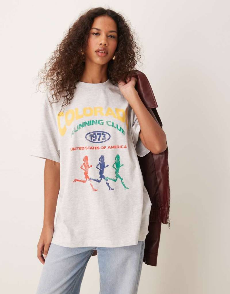 ASOS DESIGN - Oversize-T-Shirt in meliertem Eisgrau mit „Colorado Running Club"-Print von ASOS DESIGN