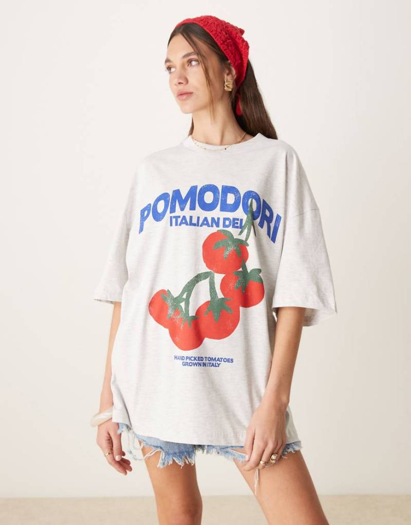 ASOS DESIGN - Oversize-T-Shirt in meliertem Eisgrau mit „Pomodoro"-Tomaten-Print von ASOS DESIGN