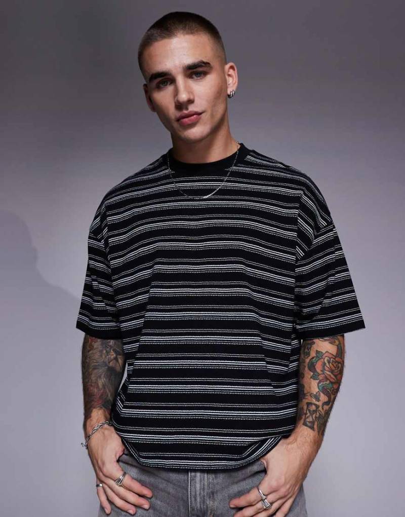 ASOS DESIGN - Strukturiertes, kastiges Oversize-T-Shirt aus schwerem Stoff in gestreiftem Schwarz-Bunt von ASOS DESIGN