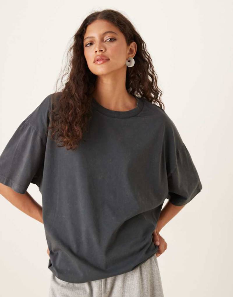 ASOS DESIGN - Oversize-T-Shirt in verwaschenem Anthrazit-Grau von ASOS DESIGN