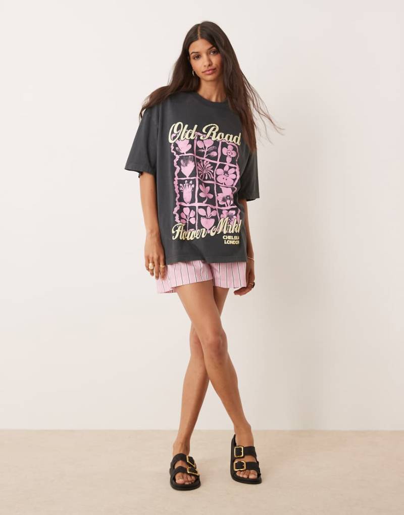 ASOS DESIGN - Oversize-T-Shirt in verwaschenem Anthrazit mit „Flower Market"-Grafikprint-Grau von ASOS DESIGN