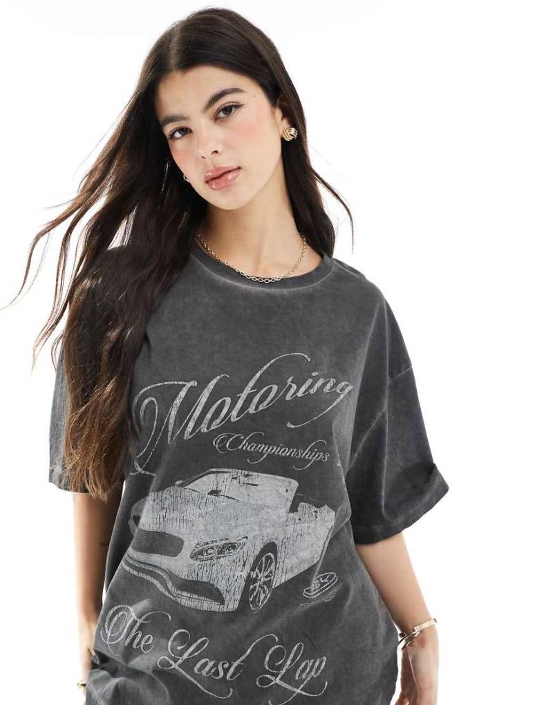 ASOS DESIGN - Oversize-T-Shirt in verwaschenem Anthrazit mit „Motoring"-Auto-Print-Schwarz von ASOS DESIGN