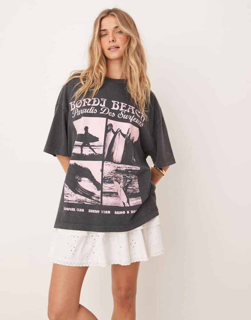 ASOS DESIGN - Oversize-T-Shirt in verwaschenem Anthrazit mit Bondi Beach Surf-Grafikprint-Grau von ASOS DESIGN