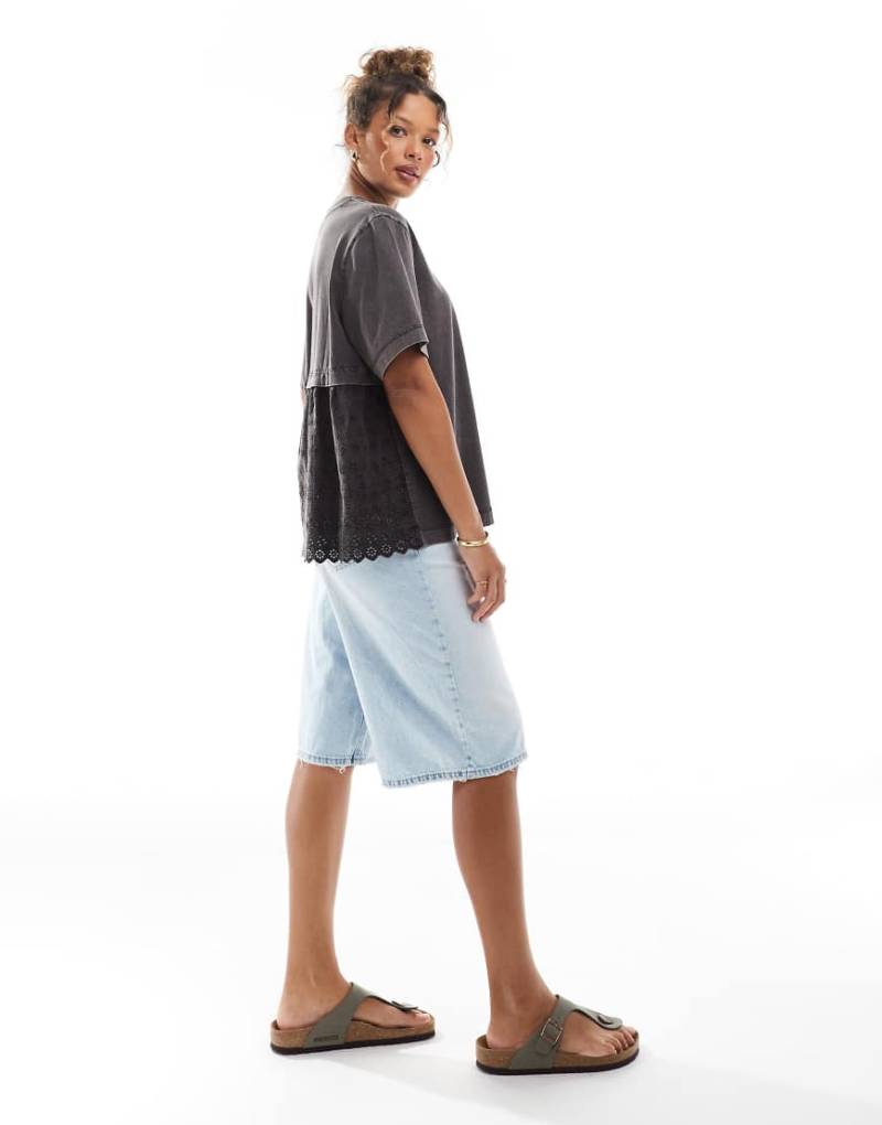 ASOS DESIGN - Oversize-T-Shirt in verwaschenem Anthrazit mit Lochstickerei am Rücken-Schwarz von ASOS DESIGN