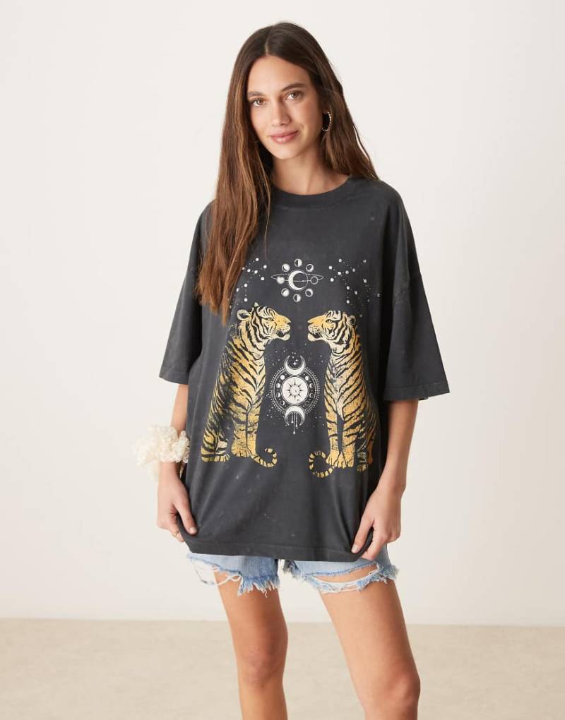 ASOS DESIGN - Oversize-T-Shirt in verwaschenem Anthrazit mit Tiger-Grafikprint-Grau von ASOS DESIGN
