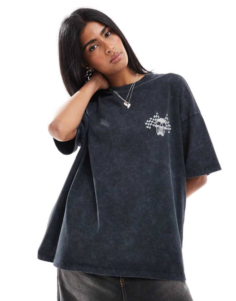 ASOS DESIGN - Oversize-T-Shirt in verwaschenem Anthrazit mit Totenkopf- und Rennflaggen-Print mit Strassverzierung-Grau von ASOS DESIGN