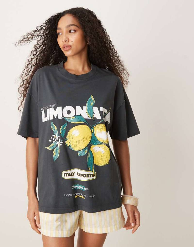 ASOS DESIGN - Oversize-T-Shirt in verwaschenem Anthrazit mit Zitronen-Grafik-Grau von ASOS DESIGN