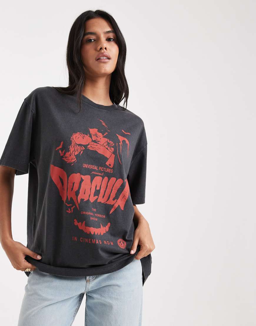 ASOS DESIGN - Oversize-T-Shirt in verwaschenem Anthrazit mit lizenziertem „Dracula"-Halloween-Motivprint-Grau von ASOS DESIGN