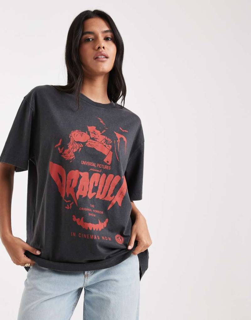 ASOS DESIGN - Oversize-T-Shirt in verwaschenem Anthrazit mit lizenziertem „Dracula"-Halloween-Motivprint-Grau von ASOS DESIGN