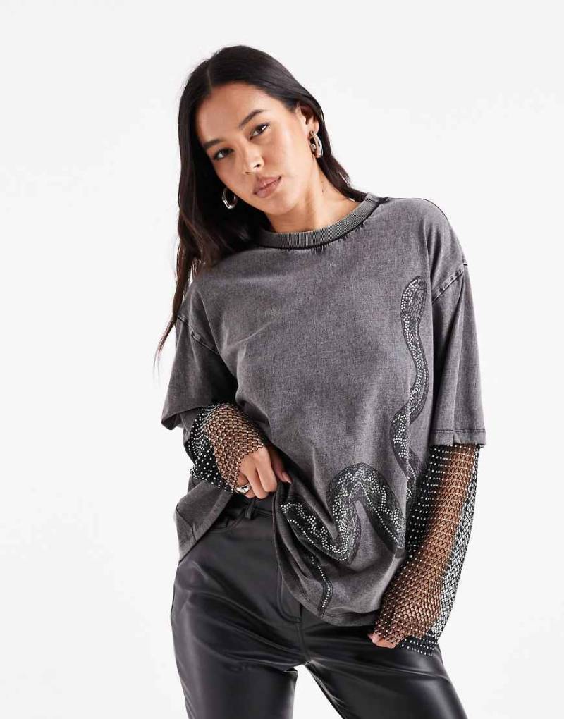 ASOS DESIGN - Oversize-T-Shirt in verwaschenem Anthrazit mit strassbesetzten Ärmeln und Schlangen-Grafikmotiv-Grau von ASOS DESIGN