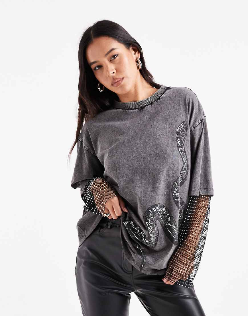 ASOS DESIGN - Oversize-T-Shirt in verwaschenem Anthrazit mit strassbesetzten Ärmeln und Schlangen-Grafikmotiv-Grau von ASOS DESIGN