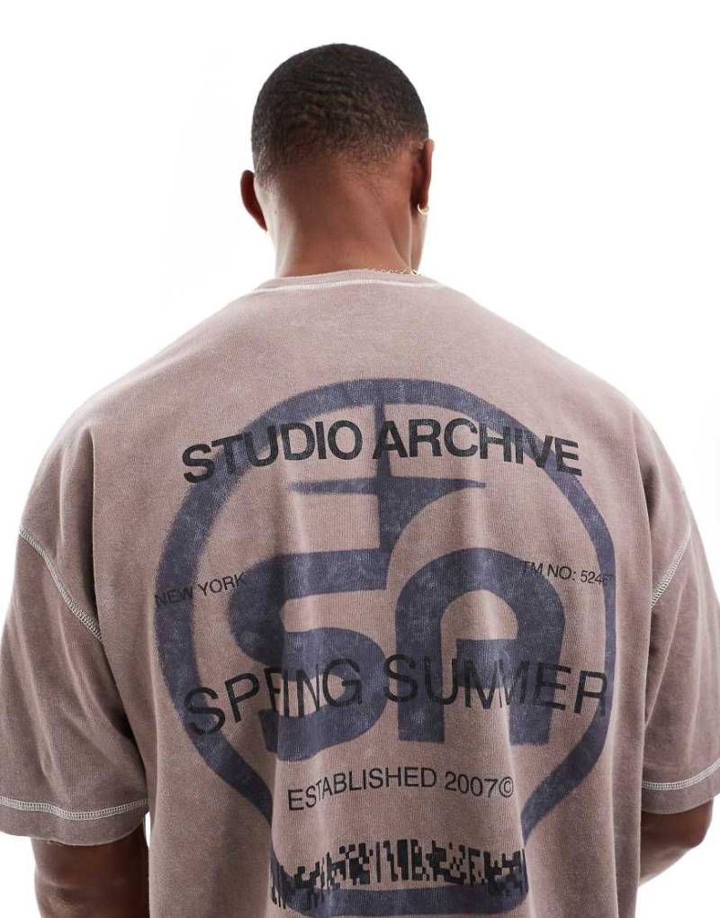 ASOS DESIGN - Oversize-T-Shirt in verwaschenem Braun mit „Street"-Rückenprint von ASOS DESIGN