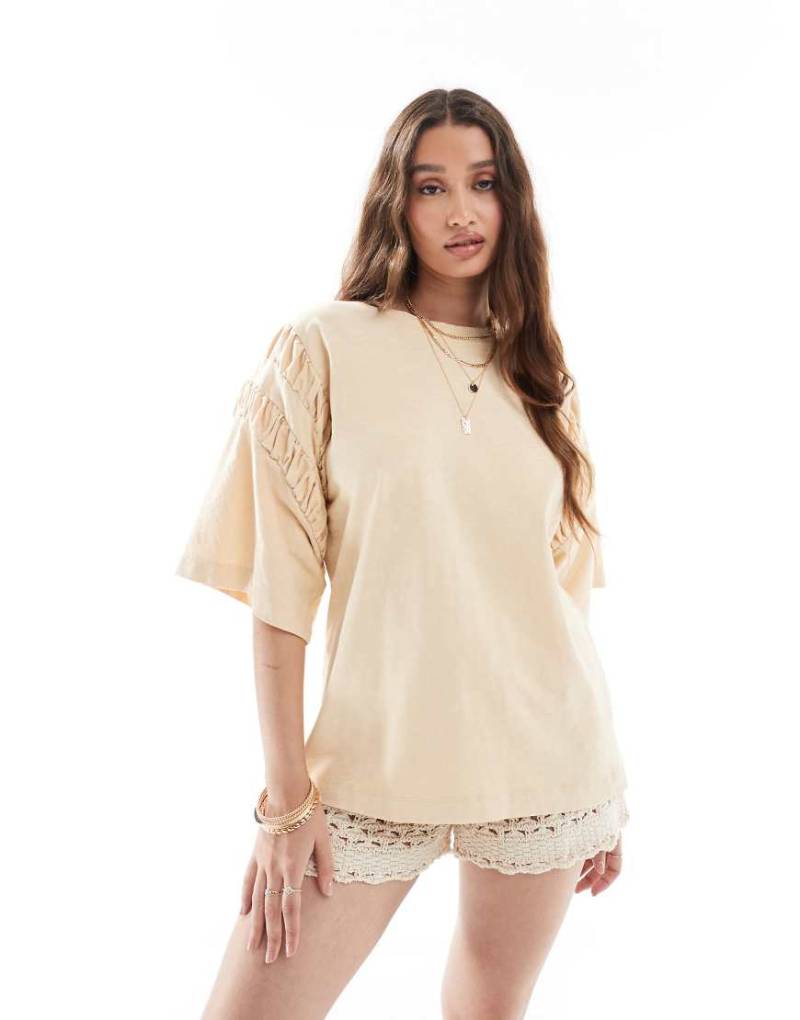 ASOS DESIGN - Oversize-T-Shirt in verwaschenem Buttermilchgelb mit gerafften Ärmeldetail von ASOS DESIGN