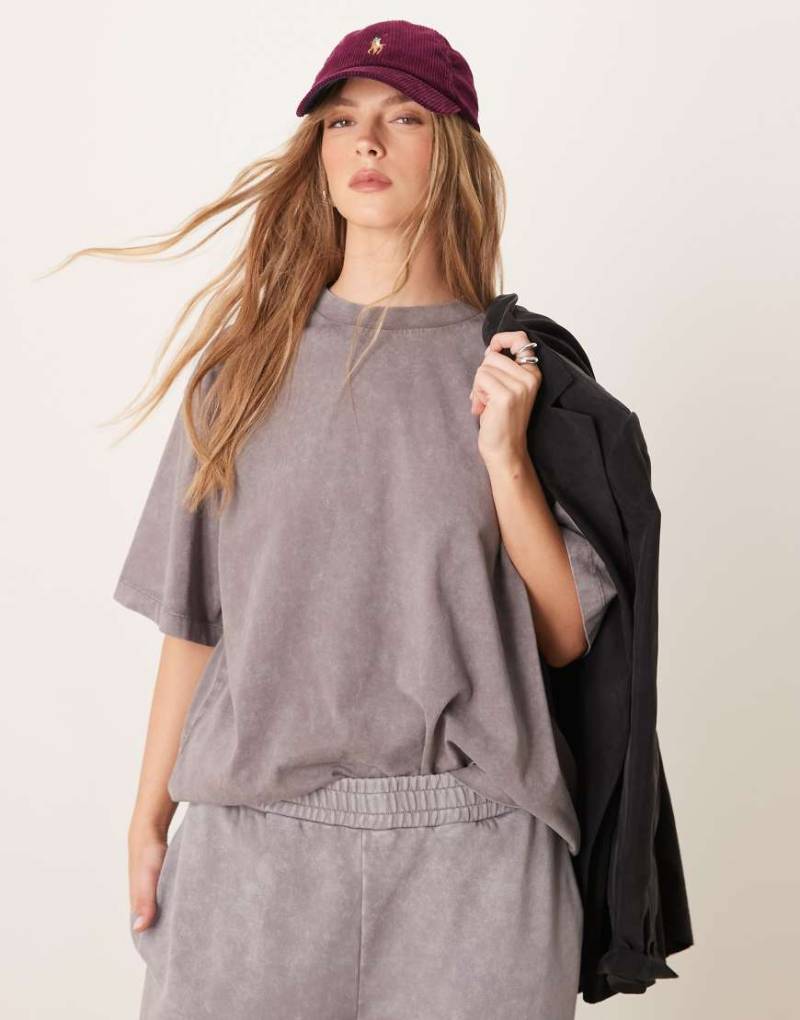 ASOS DESIGN - Oversize-T-Shirt in verwaschenem Grau von ASOS DESIGN
