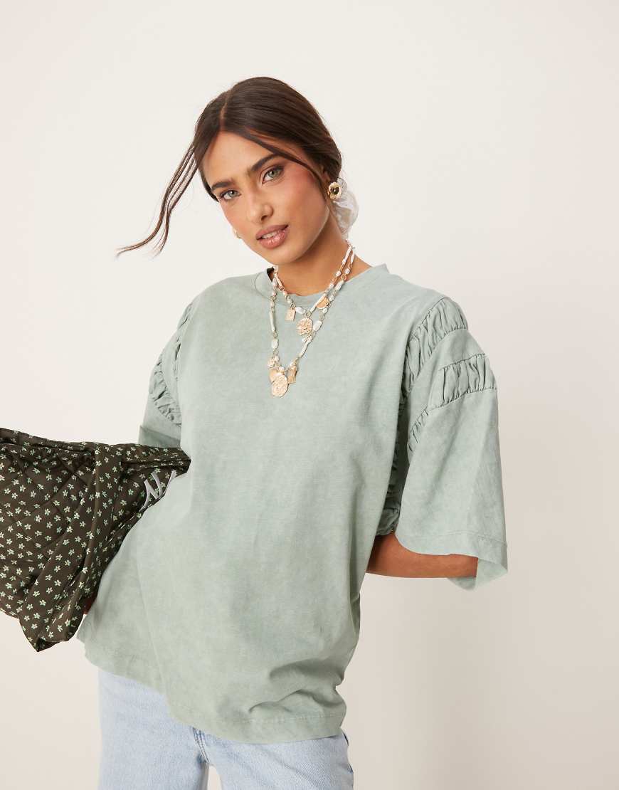 ASOS DESIGN - Oversize-T-Shirt in verwaschenem Khaki mit gerafften Ärmeldetail-Bunt ASOS DESIGN - Oversize-T-Shirt in verwaschenem Khaki mit gerafften Ärmeldetail-Bunt von ASOS DESIGN