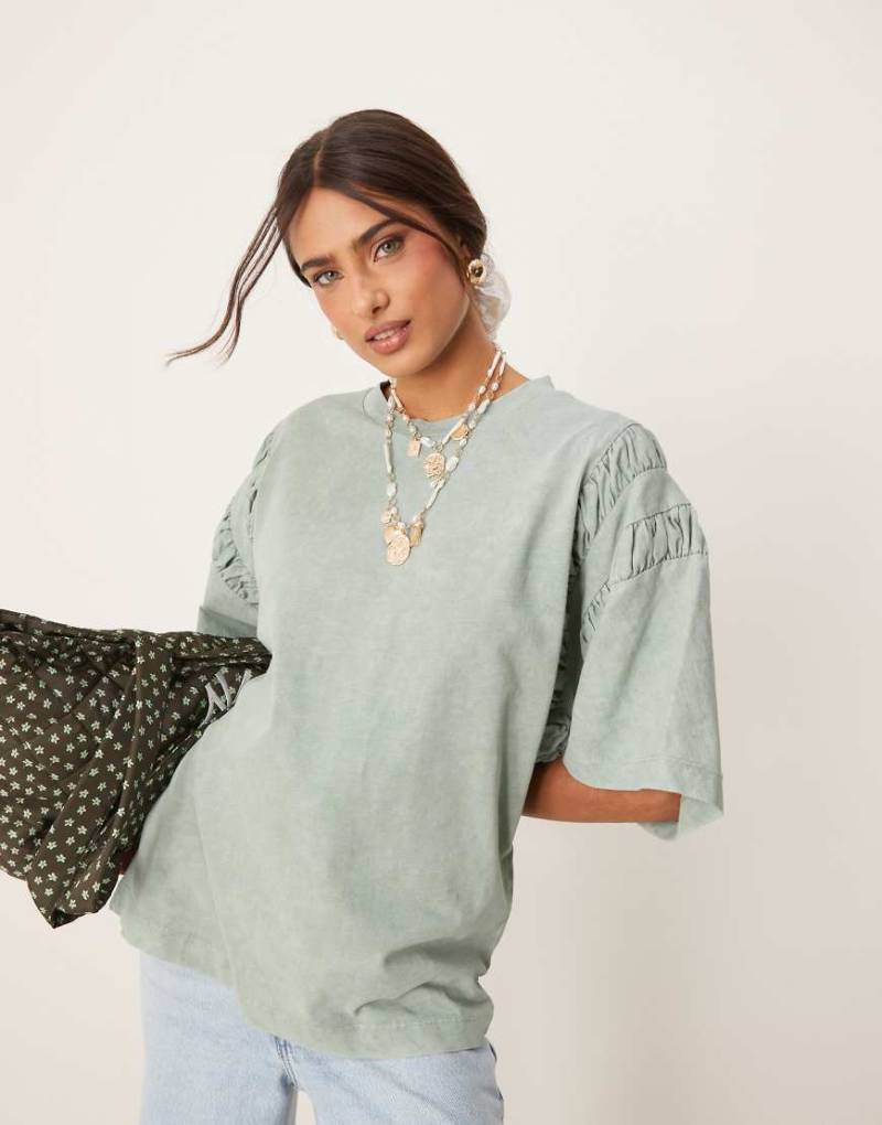 ASOS DESIGN - Oversize-T-Shirt in verwaschenem Khaki mit gerafften Ärmeldetail-Bunt ASOS DESIGN - Oversize-T-Shirt in verwaschenem Khaki mit gerafften Ärmeldetail-Bunt von ASOS DESIGN