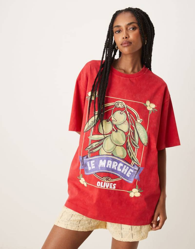 ASOS DESIGN - Oversize-T-Shirt in verwaschenem Rot mit Oliven-Print von ASOS DESIGN
