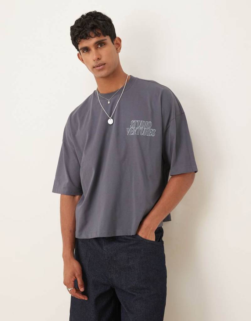 ASOS DESIGN - Oversize-T-Shirt in verwaschenem Schwarz mit Brust-Stickerei-Grau von ASOS DESIGN