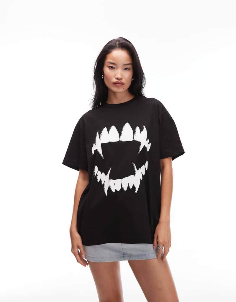 ASOS DESIGN - Oversize-T-Shirt in verwaschenem Schwarz mit Vampirzahn-Grafik von ASOS DESIGN