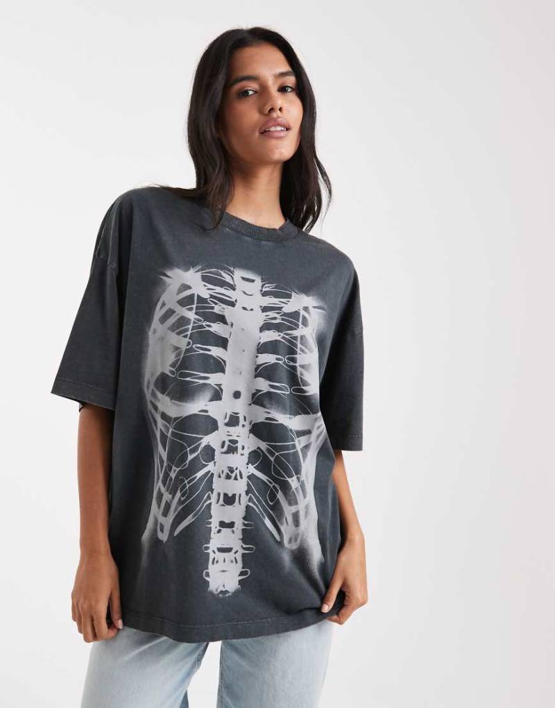ASOS DESIGN - Oversize-T-Shirt in verwaschenem Schwarz mit Röntgen-Grafikprint-Grau von ASOS DESIGN