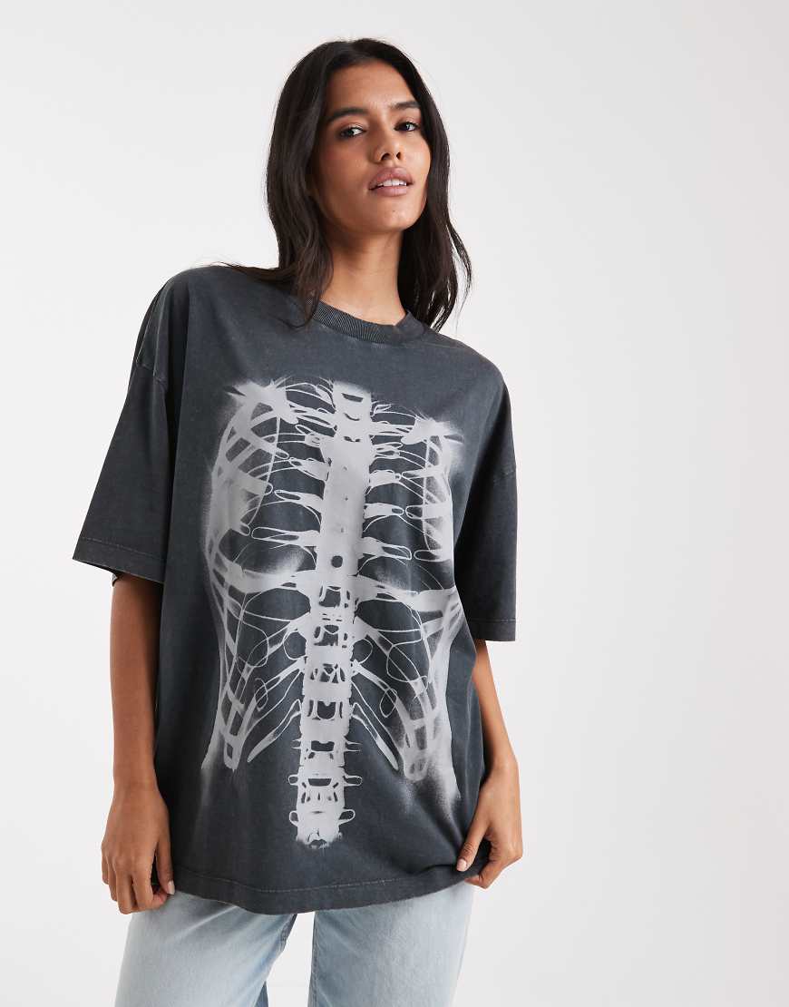 ASOS DESIGN - Oversize-T-Shirt in verwaschenem Schwarz mit Röntgen-Grafikprint-Grau von ASOS DESIGN