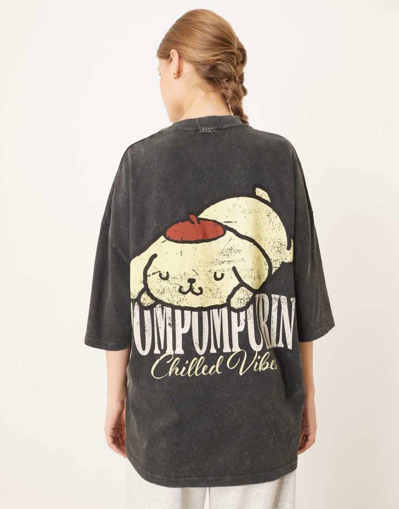 ASOS DESIGN - Unisex-T-Shirt in verwaschenem Schwarz mit „Sanrio-Pompompurin"-Print und Oversize-Schnitt von ASOS DESIGN