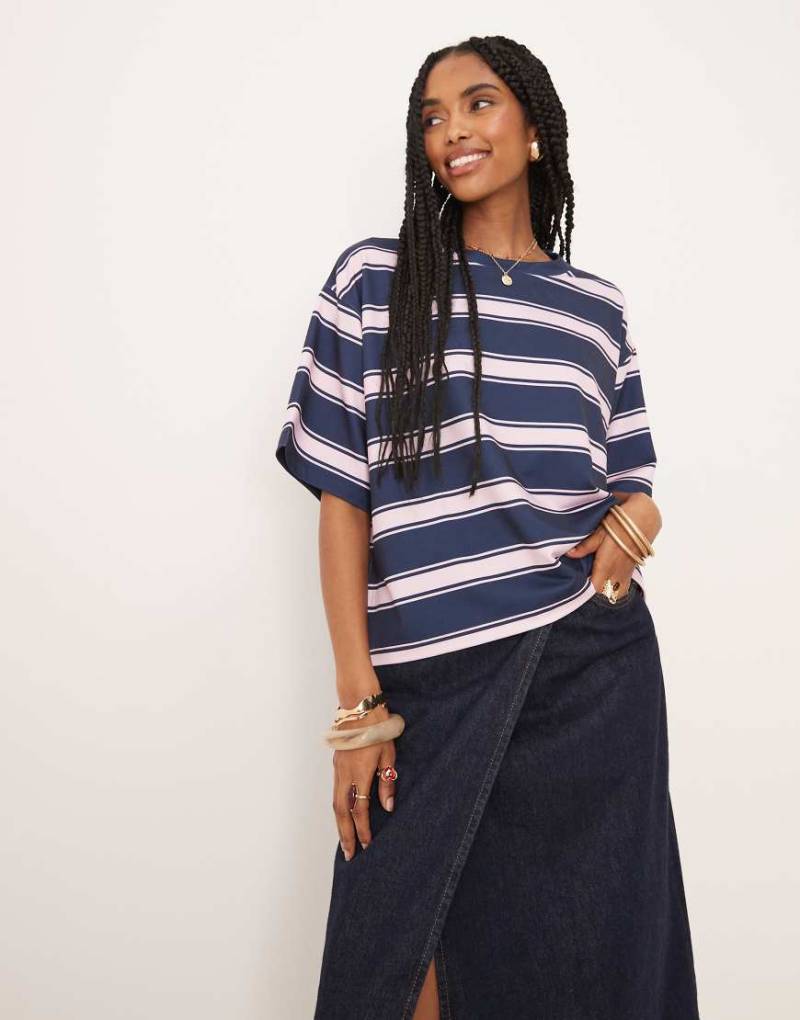 ASOS DESIGN - Oversize-T-Shirt mit Streifen in Marineblau und Rosa ASOS DESIGN - Oversize-T-Shirt mit Streifen in Marineblau und Rosa von ASOS DESIGN