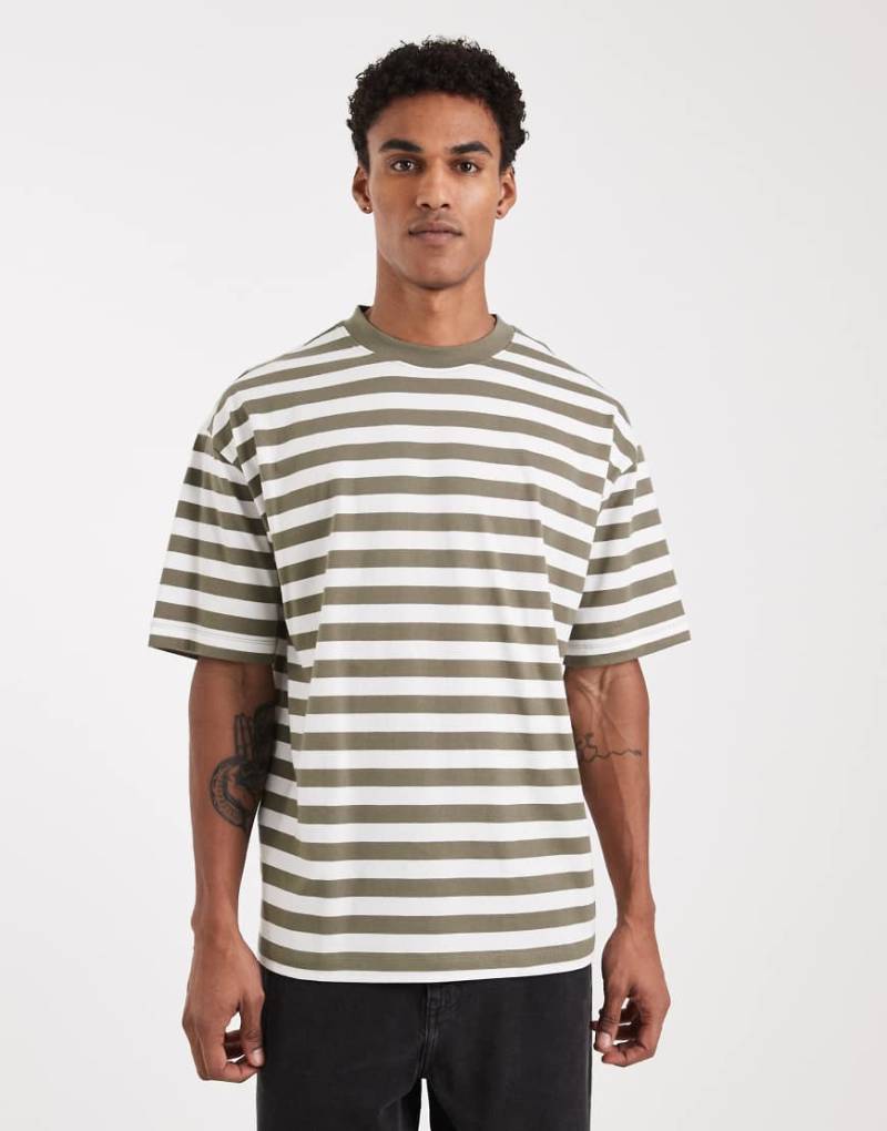 ASOS DESIGN - Oversize-T-Shirt mit Streifen in Olivgrün und Ecru-Bunt von ASOS DESIGN