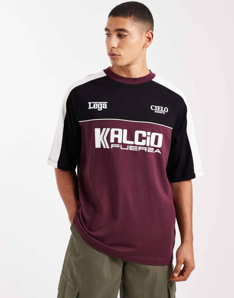 ASOS DESIGN - Oversize-T-Shirt mit abgenähten Einsätzen und Sportprint-Rot von ASOS DESIGN