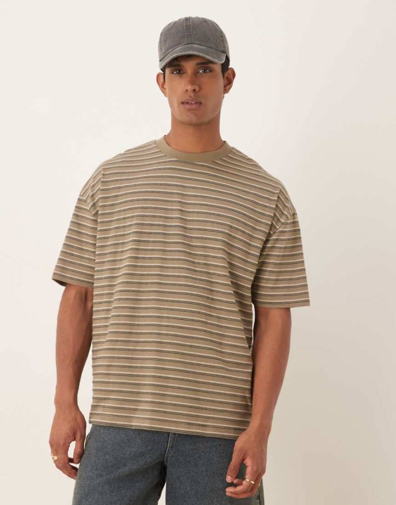 ASOS DESIGN - Oversize-T-Shirt mit khakifarbenen Streifen-Bunt von ASOS DESIGN