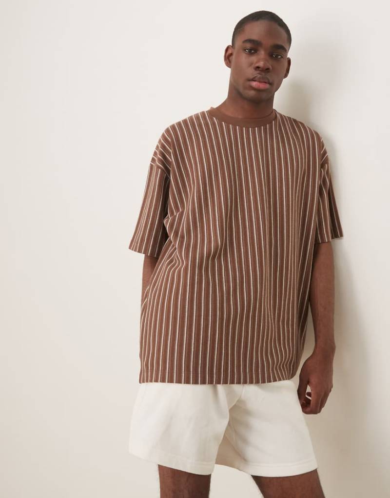 ASOS DESIGN - Oversize-T-Shirt mit strukturiertem Streifenmuster in Braun-Bunt von ASOS DESIGN