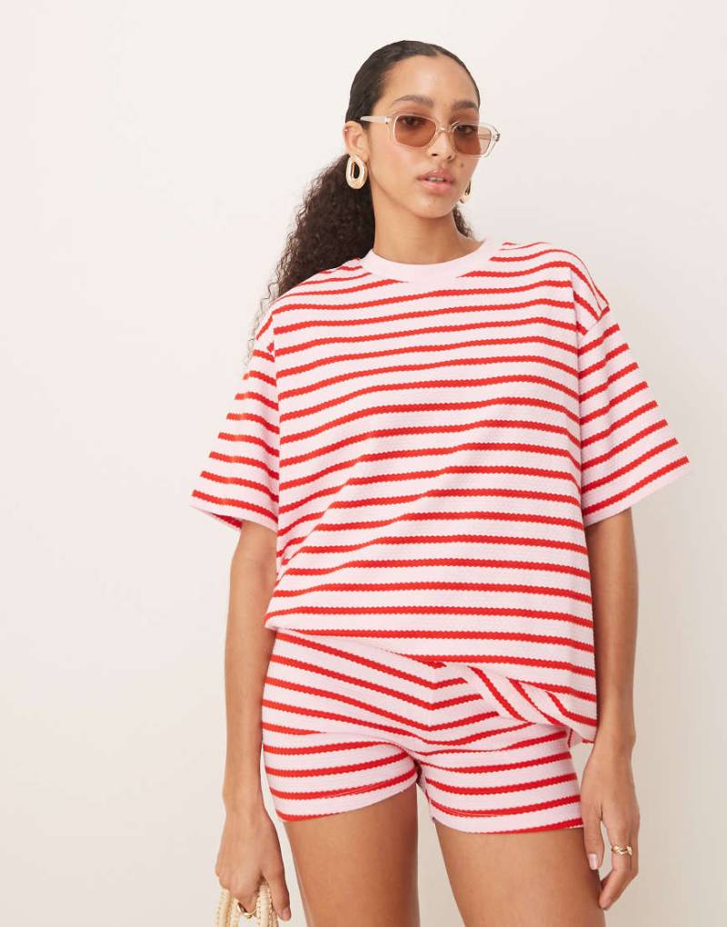 ASOS DESIGN - Oversize-T-Shirt mit strukturierten rosa Streifen von ASOS DESIGN