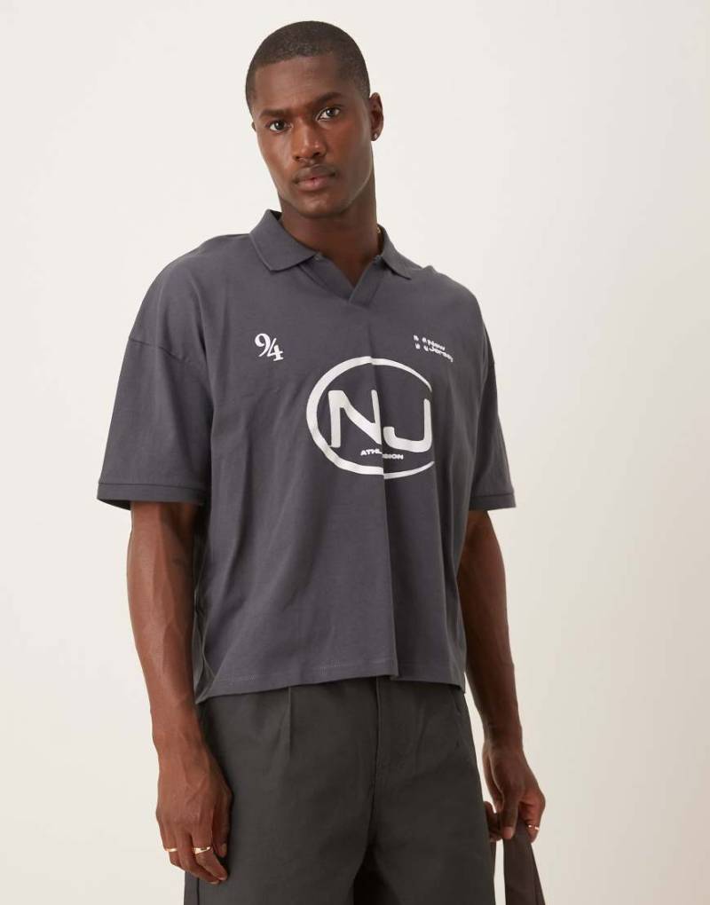 ASOS DESIGN - Oversize-T-Shirt mit überschnittenen Schultern und Grafiken-Grau von ASOS DESIGN