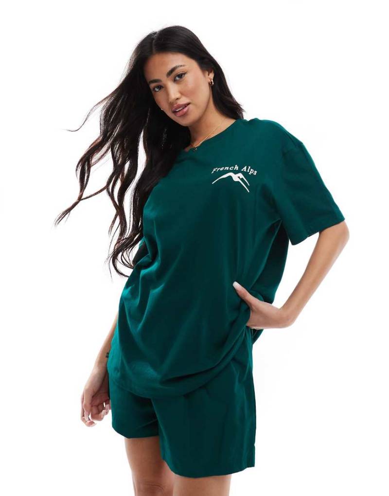 ASOS DESIGN - Pyjama in Grün mit Oversize-T-Shirt mit Grafik & Boxershorts aus Webstoff von ASOS DESIGN