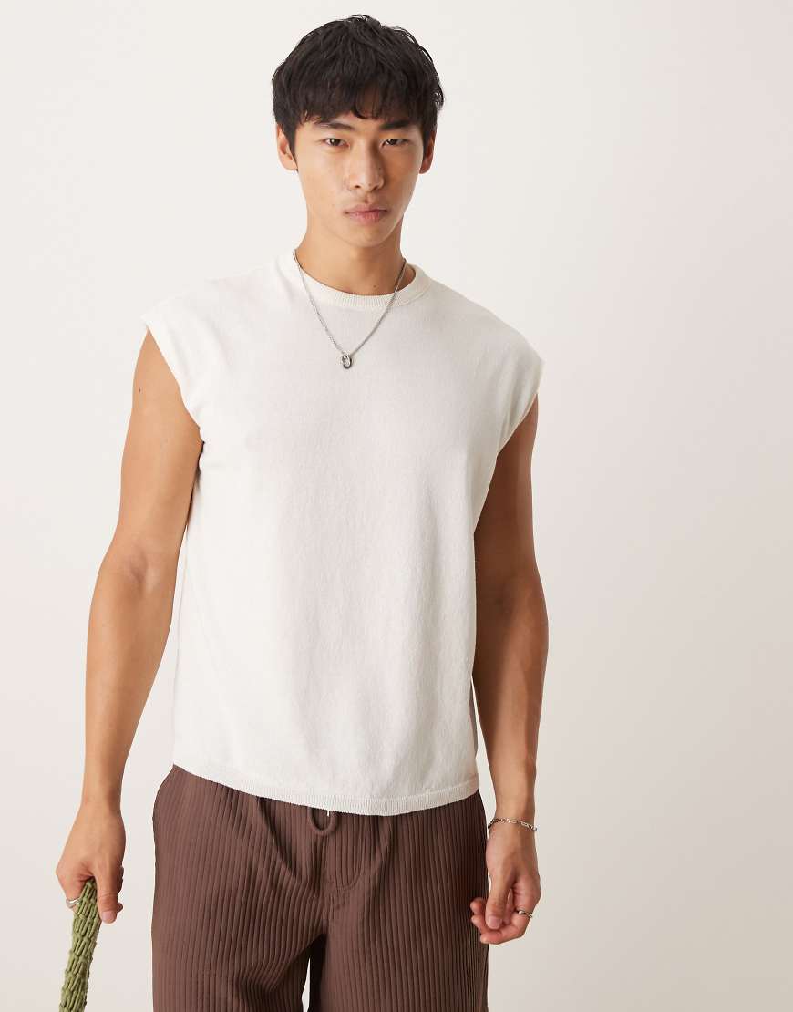 ASOS DESIGN - Oversize-Tanktop aus Strick in Weiß mit Rundhalsausschnitt ASOS DESIGN - Oversize-Tanktop aus Strick in Weiß mit Rundhalsausschnitt von ASOS DESIGN