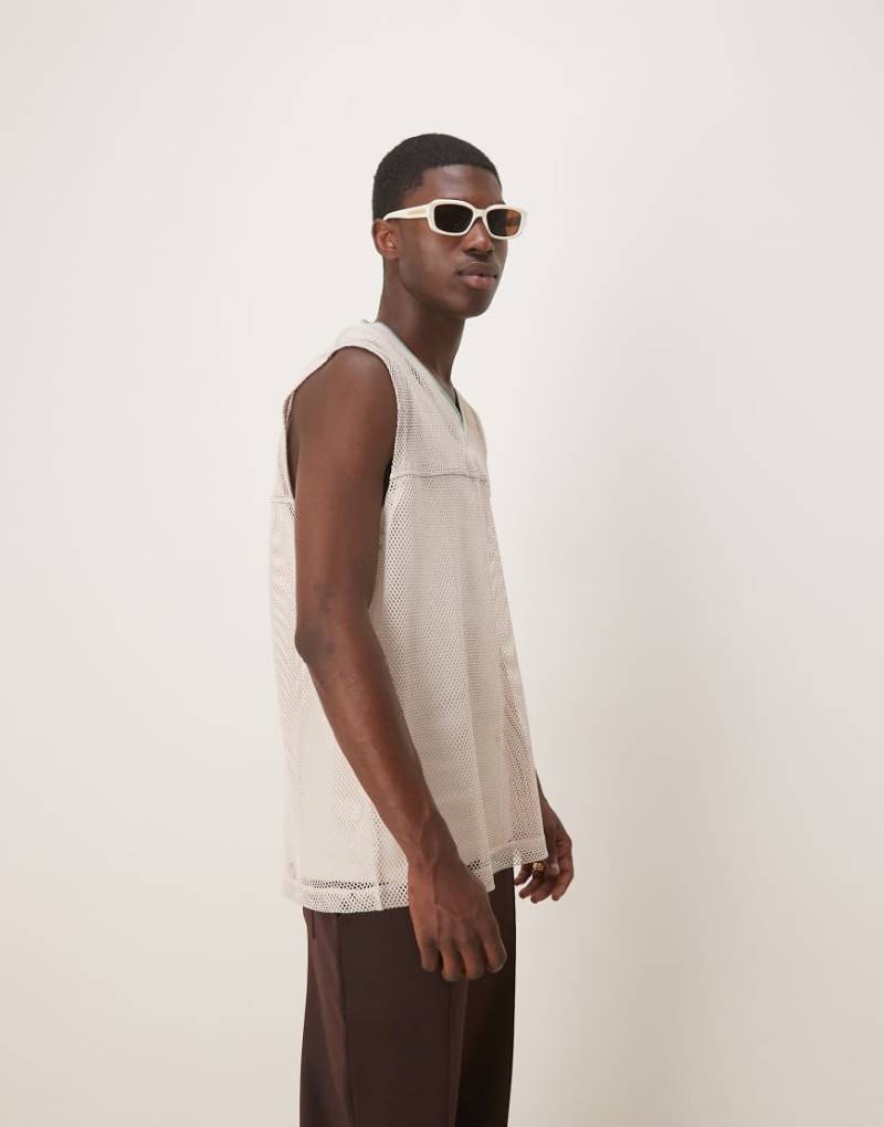 ASOS DESIGN - Oversize-Tanktop aus weitmaschigem Netzstoff in Steinbeige mit V-Ausschnitt-Neutral von ASOS DESIGN