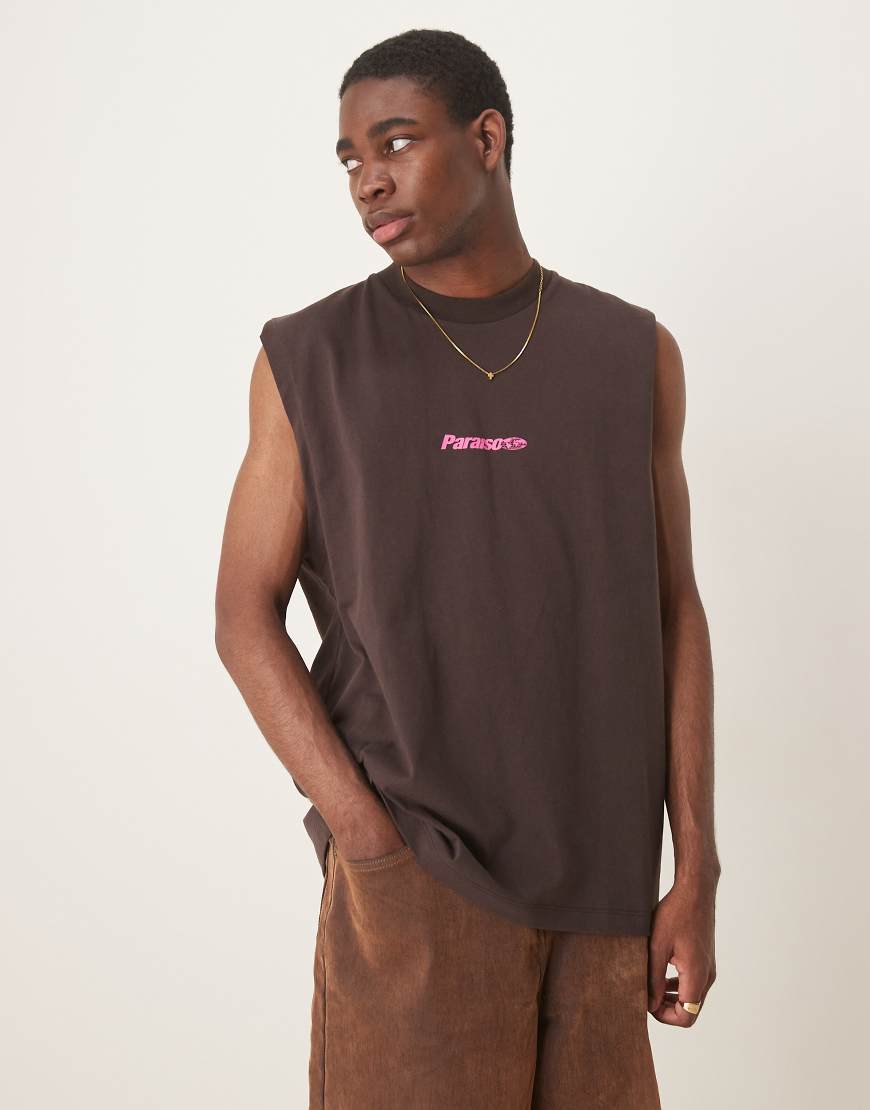 ASOS DESIGN - Oversize-Tanktop in Braun mit Sport-Print ASOS DESIGN - Oversize-Tanktop in Braun mit Sport-Print von ASOS DESIGN