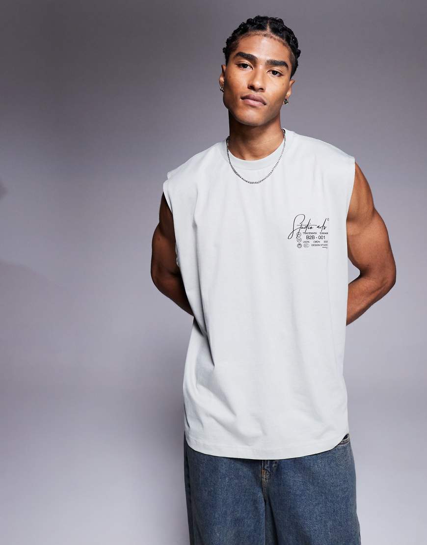 ASOS DESIGN - Oversize-Tanktop in Hellgrau mit Schriftzug-Print auf der Vorderseite ASOS DESIGN - Oversize-Tanktop in Hellgrau mit Schriftzug-Print auf der Vorderseite von ASOS DESIGN