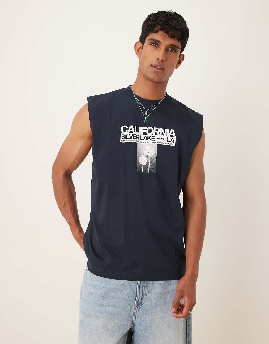 ASOS DESIGN - Oversize-Tanktop in Marineblau mit „California"-Blumen-Grafikprint-Schwarz ASOS DESIGN - Oversize-Tanktop in Marineblau mit „California"-Blumen-Grafikprint-Schwarz von ASOS DESIGN
