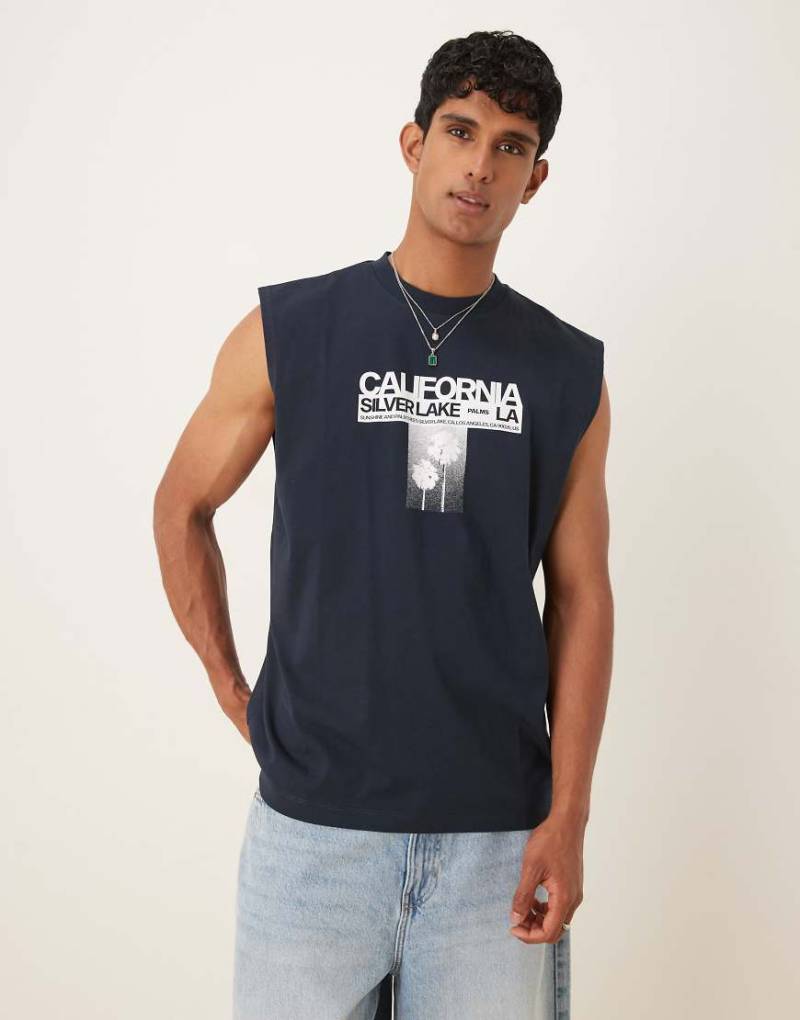 ASOS DESIGN - Oversize-Tanktop in Marineblau mit „California"-Blumen-Grafikprint-Schwarz von ASOS DESIGN