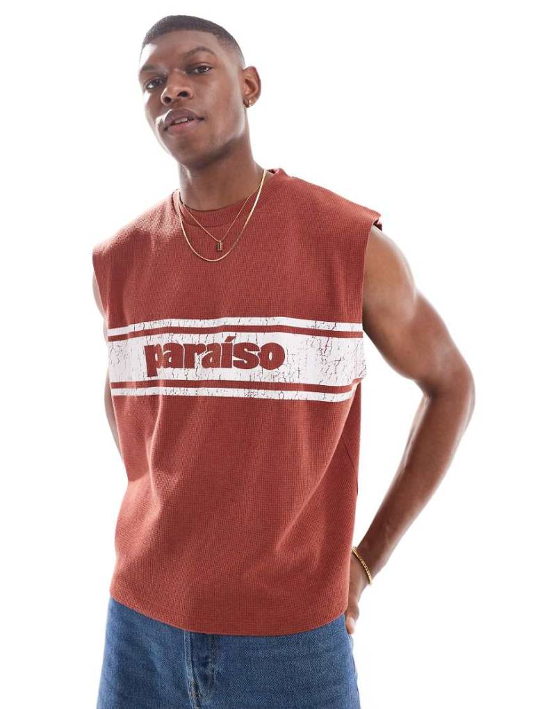 ASOS DESIGN - Oversize-Tanktop in Rot mit Sport-Print und Waffelstruktur von ASOS DESIGN