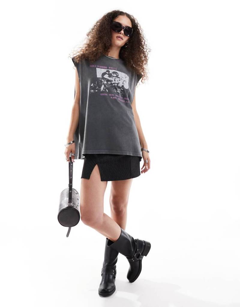 ASOS DESIGN - Oversize-Tanktop in verwaschenem Anthrazit mit rosafarbenem Grafikprint im Rock-Design-Grau von ASOS DESIGN