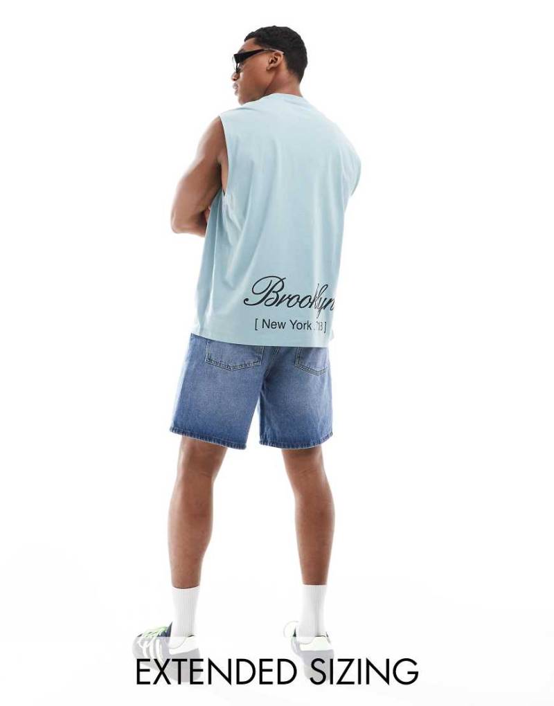 ASOS DESIGN - Oversize-Trägertop in Blau mit „Brooklyn"-Rückenprint von ASOS DESIGN