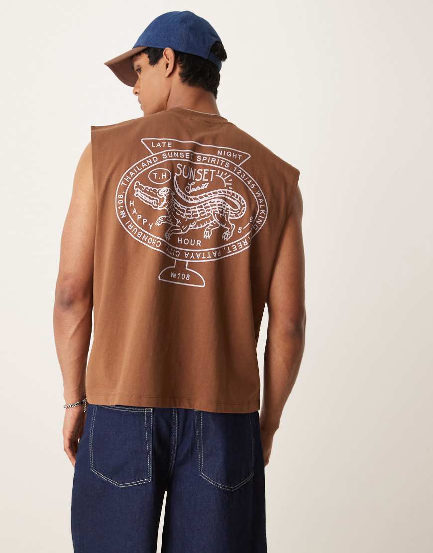ASOS DESIGN - Oversize-Trägertop in Braun mit City-Grafikprint auf der Rückseite ASOS DESIGN - Oversize-Trägertop in Braun mit City-Grafikprint auf der Rückseite von ASOS DESIGN